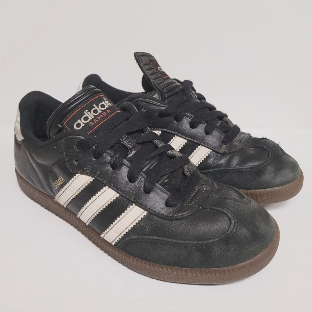 Adidas Samba classic kid's youth size 4 1/2 indoor soccer shoes. Pre-owned.